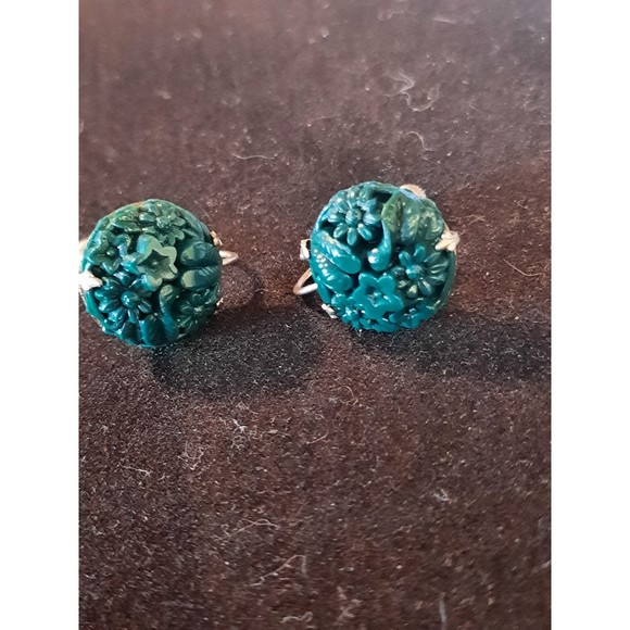Vintage Screwback Earrings Green Carved - Picture 2 of 6